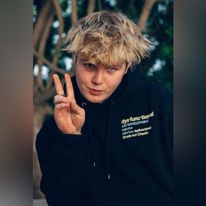 Alex Warren og fanjoy merch